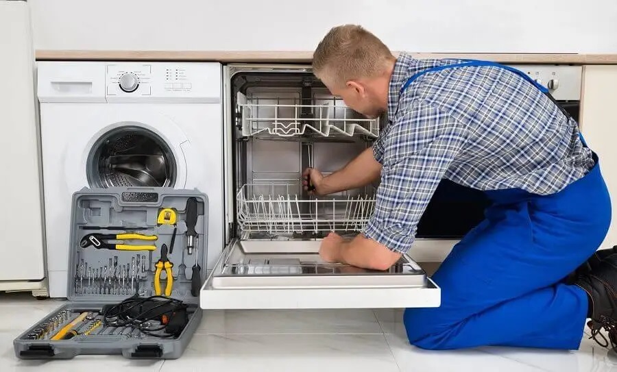Ödemiş Hoover servisi teknisyen ekibi beyaz eşya tamiri yaparken
